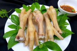 Luộc ch&acirc;n g&agrave; bao l&acirc;u th&igrave; ch&iacute;n? C&aacute;ch luộc ch&acirc;n g&agrave; ngon