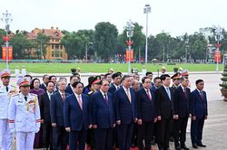 Lãnh đạo Đảng, Nhà nước vào Lăng viếng Chủ tịch Hồ Chí Minh nhân ngày 19/5