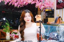 CEO LuxJy Jewelry trực tiếp b&aacute;n h&agrave;ng tr&ecirc;n livestream