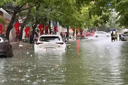 Mưa xối xả khiến phố biến thành 'sông', ô tô chết máy la liệt trên đường