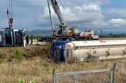 Xe bồn mất l&aacute;i rồi lật nghi&ecirc;ng, CSGT phải tạm đ&oacute;ng một phần cao tốc