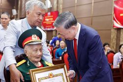 Tổng Bí thư, Chủ tịch nước trao Huy hiệu Đảng cho đảng viên lão thành