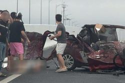 Ô tô con vỡ nát sau va chạm trên cao tốc Móng Cái - Hạ Long