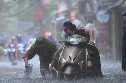 Mưa lớn dữ dội bao trùm miền Bắc và Thanh Hóa - Nghệ An, kéo dài đến khi nào?