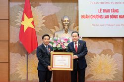 Thượng tướng Nguyễn Doãn Anh, Phó Chủ tịch Quốc hội nhận huân chương cao quý