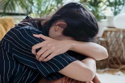 Xem điện thoại cũ, con dâu vô tình phát hiện sự thật đau lòng về mẹ chồng