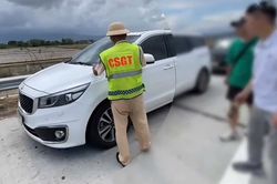 T&agrave;i xế kh&ocirc;ng c&oacute; bằng l&aacute;i bị tạm giữ &ocirc; t&ocirc; tr&ecirc;n cao tốc, chủ xe li&ecirc;n đới phạt nặng