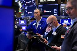 S&P 500 giảm liền hai phiên vì cổ phiếu công nghệ bị xả, giá dầu giữ đà leo thang