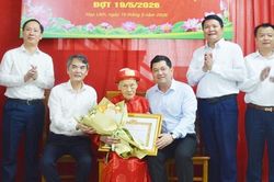 Bí thư Tỉnh ủy Nguyễn Hồng Thái trao Huy hiệu Đảng tại phường Hạp Lĩnh