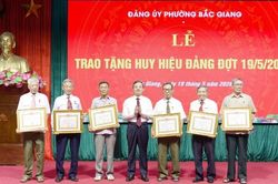 Bắc Ninh: Ph&oacute; B&iacute; thư Tỉnh ủy, Chủ tịch UBND tỉnh trao Huy hiệu Đảng tại phường Bắc Giang