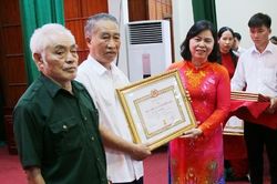 Đảng bộ xã Tân Dĩnh trao Huy hiệu Đảng, khen thưởng điển hình làm theo Bác