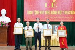 31 đảng viên phường Tiền Phong vinh dự nhận Huy hiệu Đảng