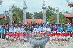Lãnh đạo tỉnh dâng hương nhân kỷ niệm 136 năm ngày sinh Chủ tịch Hồ Chí Minh