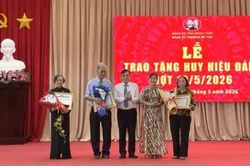 Đảng bộ phường Mỹ Tho tổ chức Lễ trao tặng Huy hiệu Đảng đợt 19-5