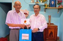 Lãnh đạo phường Pleiku thăm, chúc thọ các cụ tròn 90 và 100 tuổi