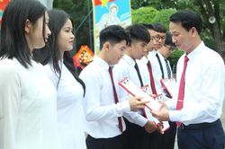 11 học sinh, giáo viên Trường THPT Hoàng Văn Thụ được kết nạp Đảng