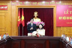 Ban Thường vụ Tỉnh ủy trao huy hiệu 80 năm tuổi Đảng đợt 19/5/2026