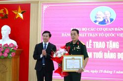 Đảng ủy Mặt trận Tổ quốc Việt Nam tỉnh trao Huy hiệu Đảng đợt 19/5