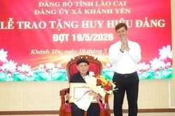 Các địa phương trong tỉnh tổ chức trao tặng Huy hiệu Đảng đợt 19/5