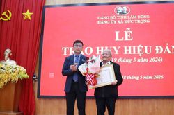 Chánh Văn phòng Tỉnh ủy Lâm Đồng Nguyễn Khắc Bình trao huy hiệu Đảng tại xã Đức Trọng