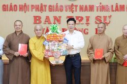 Chủ tịch HĐND tỉnh Lâm Đồng Lưu Văn Trung chúc mừng Đại lễ Phật đản