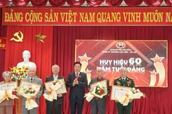 Chủ tịch HĐND tỉnh L&acirc;m Đồng Lưu Văn Trung trao Huy hiệu Đảng cho đảng vi&ecirc;n phường L&acirc;m Vi&ecirc;n - Đ&agrave; Lạt