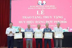 Trang trọng tổ chức Lễ trao tặng Huy hiệu Đảng đợt 19/5 tại Đảng bộ các xã, phường, Đảng ủy các cơ quan Đảng tỉnh