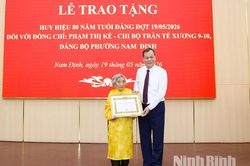 Đồng chí Phó Bí thư Tỉnh ủy, Chủ tịch HĐND tỉnh Lê Quốc Chỉnh trao tặng Huy hiệu 80 năm tuổi Đảng cho đảng viên phường Nam Định