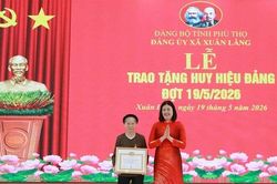 Đảng bộ xã Xuân Lãng trao Huy hiệu Đảng tặng các đảng viên đợt 19/5