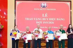Thanh Ba trao tặng Huy hiệu Đảng đợt 19/5 cho các đảng viên