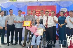 Xã Thái Hòa trao Huy hiệu 60 năm tuổi Đảng cho các đảng viên lão thành