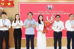 Kết nạp Đảng cho 21 học sinh trong ngày sinh nhật Bác
