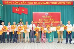 Các địa phương tổ chức trao tặng Huy hiệu Đảng đợt 19/5