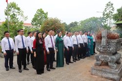 Các đồng chí lãnh đạo tỉnh dâng hương nhân kỷ niệm 136 năm Ngày sinh Chủ tịch Hồ Chí Minh