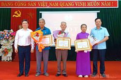 Trao Huy hiệu Đảng tại xã Trường Sinh và phường Hà Giang 1, Kim Bình và Vị Xuyên