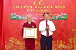 Bí thư Tỉnh ủy Hầu A Lềnh trao Huy hiệu 80 năm tuổi Đảng cho cán bộ tiền khởi nghĩa Nguyễn Duy Cân