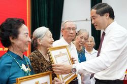 Đồng chí Bí thư Tỉnh ủy Trịnh Xuân Trường trao Huy hiệu Đảng tại phường Phan Đình Phùng