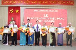 Nhiều đảng viên lão thành vinh dự được trao Huy hiệu Đảng