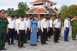 Dâng hương tưởng nhớ Chủ tịch Hồ Chí Minh và tri ân các Anh hùng Liệt sĩ