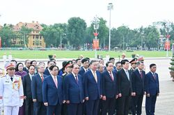 Lãnh đạo Đảng, Nhà nước vào Lăng viếng Chủ tịch Hồ Chí Minh nhân kỷ niệm 136 năm Ngày sinh của Người