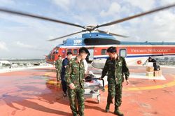 Đưa 2 bệnh nhân nguy kịch từ Trường Sa về đất liền điều trị