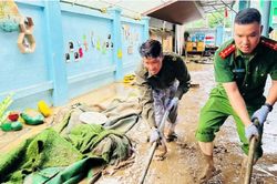 Công an Quảng Ninh giúp dân khắc phục hậu quả thiên tai