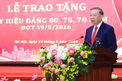 Huy hiệu Đảng được khắc trong lòng Đảng, trong lòng nhân dân