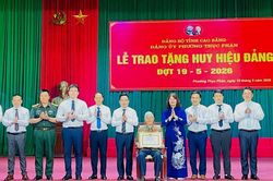 Các xã, phường trao Huy hiệu Đảng cho đảng viên đợt 19/5