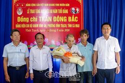 Nhiều địa phương tổ chức trao Huy hiệu Đảng đợt 19/5