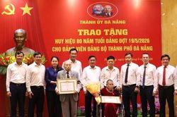 Thường trực Ban B&iacute; thư Trần Cẩm T&uacute; trao Huy hiệu 80 năm tuổi Đảng