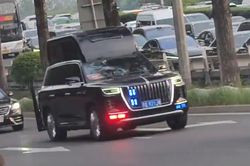 Chiếc SUV bí ẩn với mái khổng lồ trong đoàn xe ông Trump ở Trung Quốc
