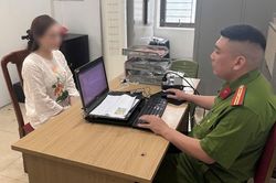 Lập hồ sơ xử lý người phụ nữ chửi bới, hành hung tài xế ô tô giữa đường