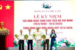 Xã Thư Lâm trao Huy hiệu Đảng tặng 70 đảng viên