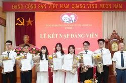 7 học sinh Trường THPT Nguyễn Thị Minh Khai vinh dự được kết nạp Đảng